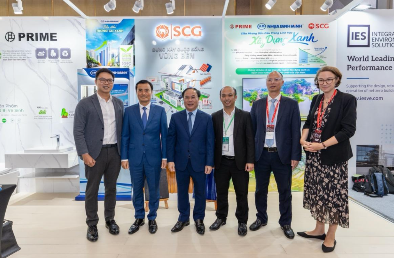 Leaders from the Ministry of Construction, city officials, and representatives from SCG attended the Green Building and Transportation Week Vietnam 2025.