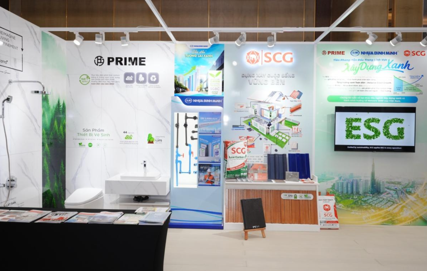 The exhibition booth of SCG and its partners - SCG Cement-Building Materials Vietnam, Binh Minh Plastics, and Prime Group, showcased a wide range of green building materials at the Green Building and Transportation Week Vietnam 2025.