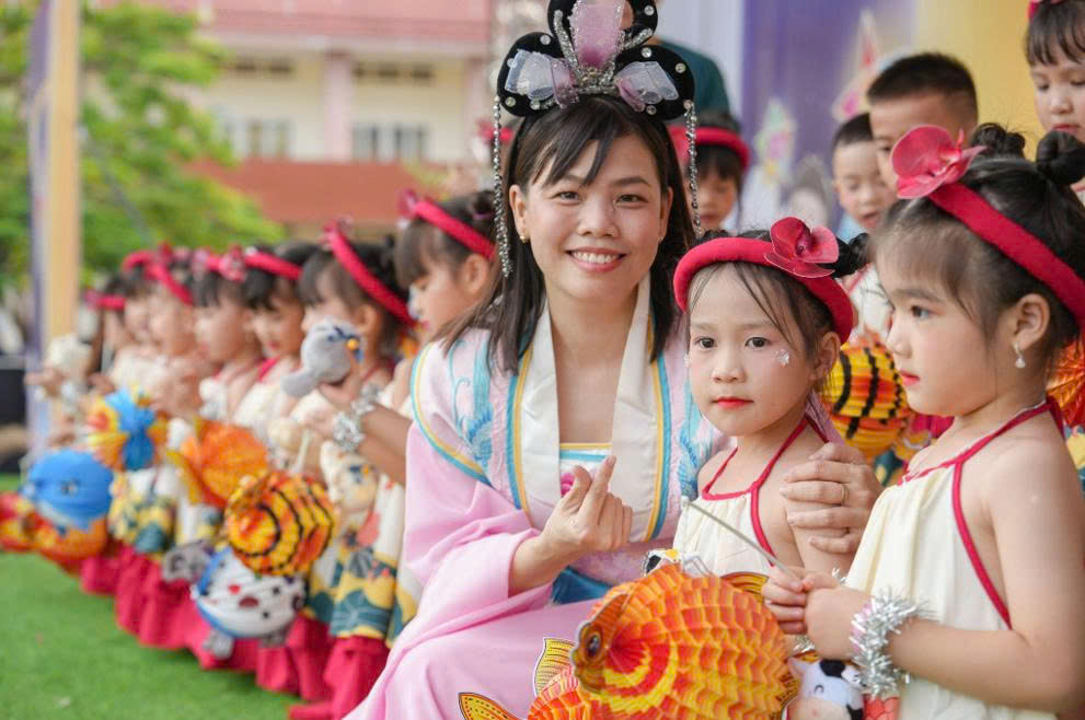 Tiếp nối dự án nước, Lễ hội Trung thu Xanh diễn ra tại xã Phú Nghĩa đã mang niềm vui đến 1.600 em nhỏ.