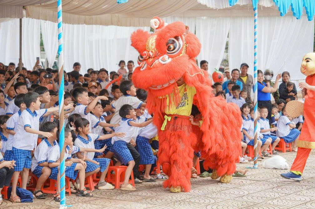 Tiếp nối dự án nước, Lễ hội Trung thu Xanh diễn ra tại xã Phú Nghĩa đã mang niềm vui đến 1.600 em nhỏ.