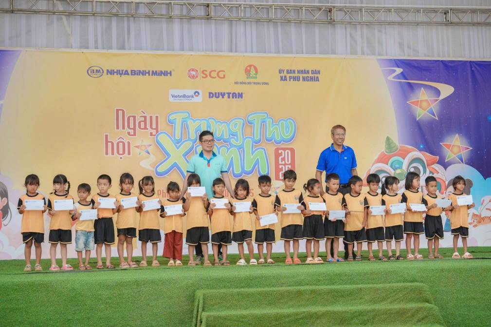 Ngoài các hoạt động vui chơi, ban tổ chức trao 70 suất học bổng trị giá 70 triệu đồng cho học sinh vượt khó học giỏi, mang niềm vui và động lực đến các em.